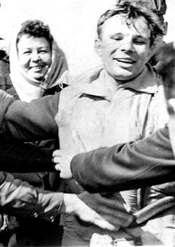 Juri Gagarin nach der Landung. Wo ist
                        denn da der Raumanzug? Und wo ist der
                        Hintergrund?