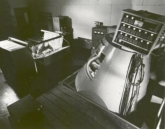 Glenn in a Mercury training device, foto
                          no. M-303.