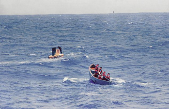 Mercury "Faith 7" Splashdown
                            with parachute jumper Cooper, foto no.
                            S63-07717.