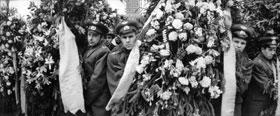 Gagarins Staatsbegr�bnis in Moskau an der
                          Kremlmauer: Kr�nze