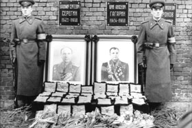 Gagarins
                Staatsbegr�bnis in Moskau an der Kremlmauer: Das Grab