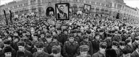 Gagarins Staatsbegr�bnis in Moskau an der
                          Kremlmauer: Menschenmassennehmen versammelt
                          mit Gagarin-Fotos
