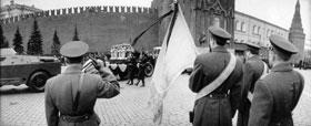 Gagarins
                          Staatsbegr�bnis in Moskau an der Kremlmauer:
                          Letztes Salut f�r Gagarin