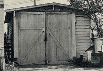 The garage of Walt
Disney, his first "film studio" 1923,
exterior view. The garage of
Walt Disney, his first "film studio"
1923, exterior view.
