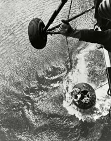 Mercury 1 with the
capsule "Freedom 7": Shepard after
the splashdown on the helicopter rope. Mercury 1 with the capsule "Freedom
7": Shepard after the splashdown on the
helicopter rope.