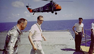 Mercury 1 with capsule
Freedom 7: Shepard is welcome on the aircraft
carrier Lake Champlain. Mercury 1 with capsule Freedom 7: Shepard
is welcome on the aircraft carrier Lake
Champlain.