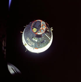 Gemini 6A und 7 Foto-Nr. S65-63189: Auf dem Foto,
                  das ein angebliches Rendezvous zeigt, sind Strukturen
                  der Trainingshalle klar erkennbar.