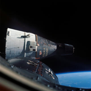 Gemini 7, Foto-Nr. S65-63194: Das Foto
                            von Gemini 7 mit einer angeblichen
                            Erdumrundung ist gelogen.