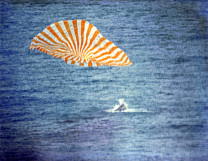 Wasserung von Gemini 10, Foto-Nr.
                                66C-6532: Gemss Landedaten mit einer
                                Abweichung von 6,2 km vom geplanten
                                Landdepunkt ist auch dieser Flug gelogen
                                wie alle anderen Flge ab Gemini 6A.