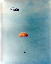 Gemini 12 Foto-Nr. 66C-9516:
                              Wasserung, und auch dieser Flug ist in
                              Hinsicht auf die Landedaten mit einer
                              Abweichung von nur 4,8 km vom geplanten
                              Landepunkt gelogen.