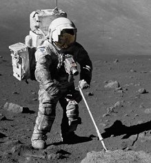 Realitt: Die Monkamera in der Mondhalle:
                        Die Kamera war an der Brust fest montiert,
                        Apollo 17, Schauspieler Jack Schmitt.
