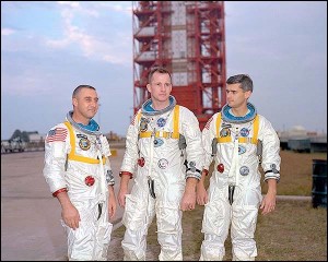 Apollo-1, Foto-Nr.: 67PC-0016: Die
                          Astronauten Virgil Grissom, Edward White und
                          Roger Bruce Chaffee vor einem Startturm,
                          17.1.1967