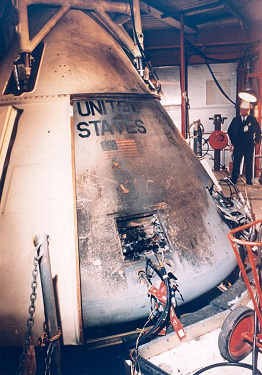 Apollo 1: Die
verkohlte Landekapsel, Aussenansicht Apollo 1: Die verkohlte Landekapsel,
Aussenansicht