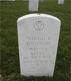 Grabstein von Virgil Grissom auf dem
Heldenfriedhof in Arlington Grabstein von Virgil
Grissom auf dem Heldenfriedhof in Arlington