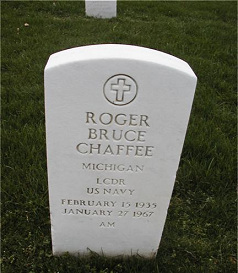 Grabstein von Roger Bruce Chaffee auf
dem Heldenfriedhof in Arlington Grabstein von Roger Bruce
Chaffee auf dem Heldenfriedhof in Arlington
