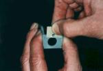 Apollo 1: Ein Metallteil passt genau
                          unter den Hauptschalter und kann einen
                          Kurzschluss verursachen.