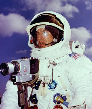 Kamera Hasselblad an Brust montiert,
                          Beispiel Trainingsfoto mit Jim Lovell fr
                          Apollo 13, 3.2.1970, Foto-Nr. 70-HC-74.
