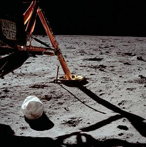 Apollo 11 Foto-Nr. AS 11-40-5850: Der
                          Mondfhrenfuss ist genau in der Bildmitte und
                          die Tafel "United States" przis am
                          Rand. Ohne Sucher ist das genaue Arrangement
                          unmglich.
