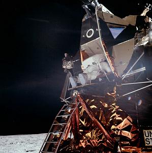 Apollo 11, Foto-Nr. AS11-40-5863: Aldrin
                          steigt aus der "Mondlandefhre" aus,
                          im Gegenlicht im Schatten, un trotzdem gut
                          sichtbar.