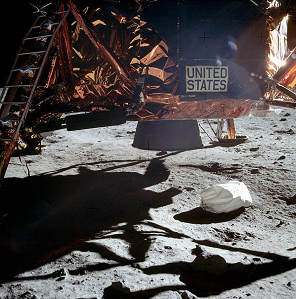 Apollo 11 Foto-Nr. AS11-40-5864:
                          Landetriebwerk der "Mondlandefhre"
                          ohne Landekrater, eine Unmglichkeit.
