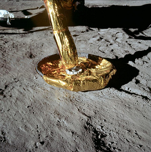 Apollo 11, Foto-Nr. AS11-40-5918:
                          Landefuss der "Mondlandefhre" ohne
                          Mondstaub auf dem Landefuss, aber mit viel
                          Mondstaub um en Landefuss.