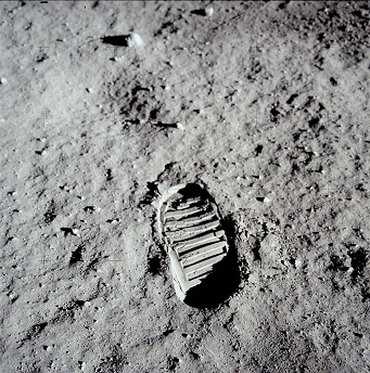 Apollo 11, Foto-Nr. AS11-40-5877:
                            Unmglich von oben fotografierter
                            Mondfussabdruck mit Mondboden ohne
                            Tiefenschrfe, wahrscheinlich Fotomontage.