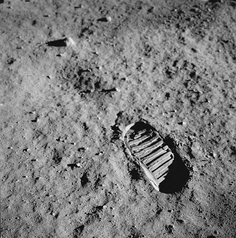 Apollo 11, Foto-Nr. AS11-40-5878:
                            Unmglich von oben fotografierter
                            Mondfussabdruck mit Mondboden ohne
                            Tiefenschrfe, wahrscheinlich Fotomontage.