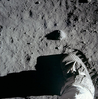 Apollo 11, Foto-Nr. AS11-40-5880:
                            Mondfussabdruck mit Astronautenschuh des
                            fotografierenden Astronauten, unmglich.