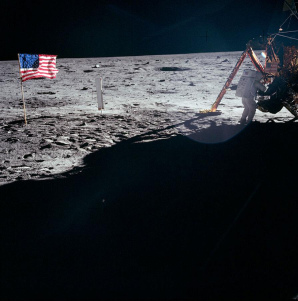 Apollo 11, Foto-Nr. AS 11-40-5886: Fahne
                          ohne Schatten links, Mondfhre mit Aldrin
                          rechts, perfektes Bild, mit Kamera an der
                          Brust montiert unmglich, Fotomontage.