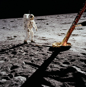 Apollo 11, Foto-Nr. AS11-40-5902: Aldrin
                          links, der Schatten ist falsch,
                          Landefhrenfuss rechts.