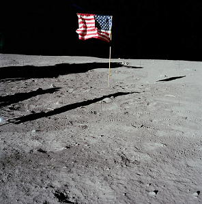 Apollo 11, Foto-Nr. AS11-40-5905: Die
                          Fahne befindet sich in der Bildmitte. Ohne
                          durch den Sucher zu schauen ist das Bild
                          unmglich.
