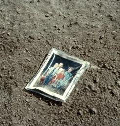 pollo 16, Foto-Nr. AS16-117-18841: Ein
                          Familienfoto von Charles Duke, in Plastik
                          eingeschweisst, soll auf dem Mond
                          zurckgelassen worden sein, unmglich, denn
                          das Foto wrde sich bei 100C sofort
                          zusammenrollen