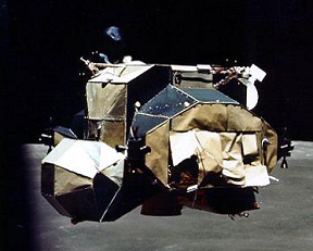 Apollo 16 Foto-Nr. AS16-122-19535:
                          Kaputte Mondlandefhre Foto-Nr.
                          AS16-122-19535: Defekte Aufstiegsstufe ohne
                          Triebwerksstrahl. Das Foto ist unmglich. Es
                          scheint eine Fotomontage mit der Mondkugel des
                          Planetenmodells LOLA in Langley zu sein.