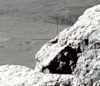 Unvollstndiges Fadenkreuz in einem
                          "Mondfelsen", Apollo 17, Foto-Nr.
                          AS17-140-21496.