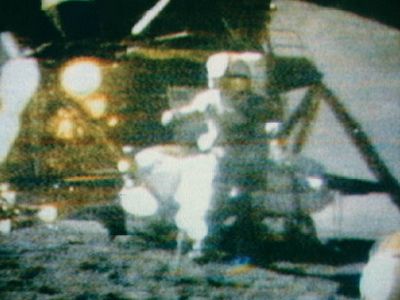 Apollo 15: Experiment
              von Astronaut David Scott: Ein Hammer und eine Feder
              sollen gleich schnell fallen. Aber das TV-Bild ist so
              unscharf, dass niemand erkennen kann, was da eigentlich
              f�llt.