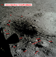 Die "Mondlandefähre" soll
                            neben einem Krater gelandet sein. Aber da
                            ist ein Schattenchaos am
                            "Mondkrater", das auf Fotomontage
                            und eingezeichnete Schatten hindeutet. Da
                            stehen die Schatten zum Teil fast im
                            90°-Winkel!