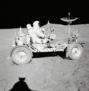 "Astronaut" Scott von Apollo
                            15 fährt hier das "Mondauto",
                            einen "Rover", so behauptet die
                            NASA, aber Reifenspuren im Mondstaub gibt es
                            keine - Fussspuren dagegen schon...