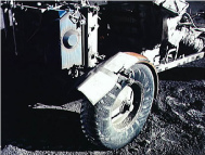 Apollo 17, das "Mondauto" hat
                            am Profil des Hinterreifens einen viel zu
                            hellen Schatten