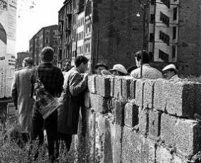 Berlin construction
                              of the wall 1961