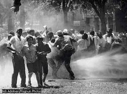 Birmingham (Alabama) 1963: Fire
                                against black demonstrators.