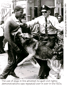 Birmingham (Alabama)
                              1963: Police dogs against black
                              demonstrators. This tactic of the white
                              racist police of the "USA" was
                              standard in the 1960s.