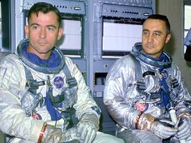 Gemini 3: The pilotes
                            Young and Grissom become together
                            "space heros" celebrating the
                            first double manned flight.