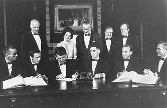 The crews of Apollo 7 und 8 at a
                              reception for parachute jumpers at the
                              White House with President Johnson...