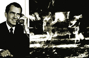 Nixon speaking by telefone with
                              Apollo 11 astronauts, probably the
                              astronauts are in a hotel aside...