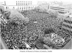 Demonstration before the federal
                              court building at Seattle 5 May 1970
