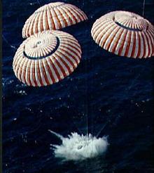 Apollo16,
                            splashdown on the parachute, NASA foto no.
                            S72-36293