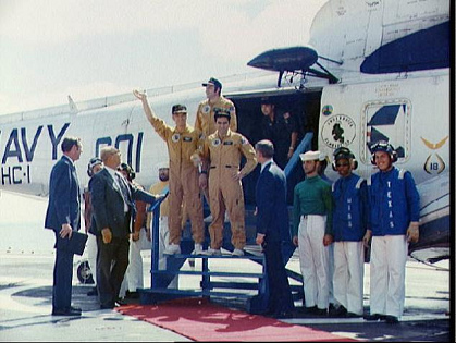 Apollo 17 foto no. S72-55937: The
                                astronauts get a triumphal ceremony on
                                the aircraft carrier USS Ticonderoga
                                (Cernan left, Evans back, Schmitt
                                right). The parachute jumpers become
                                "national heros of the
                                USA"...