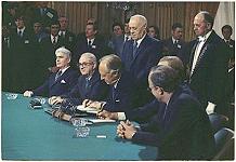 Signing the peace treaty between the
                              "USA" and Vietnam, Paris, 27
                              January 1973. But the colour of the
                              tablecloth is similar to the colour of the
                              game tables at Las Vegas...