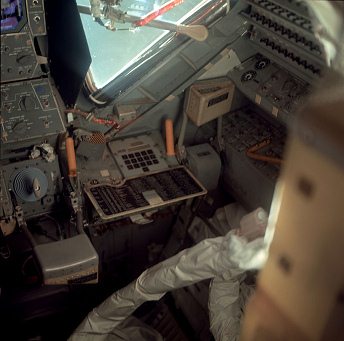 Apollo 11, photo no. AS11-36-5392: the
                        station of the "lunar module". NASA
                        claims that this photo was taken during the
                        first inspection shortly before the "moon
                        landing".