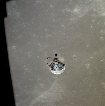 Apollo 11, Foto
Nr. AS11-01-anflug-d-37-5443: Die NASA
behauptet, dies sei die Sicht auf die
Kommandokapsel und den Versorgungsteil
("Command Service Module" CMS) nach
dem Abdockmanöver. Die
"Mondlandschaft" 195 km darunter
heisst gemäss NASA "Mare Fecunditatis"
("Sea of Fertility"), also "Meer
der Fruchtbarkeit". Apollo 11, Foto Nr.
AS11-01-anflug-d-37-5443: Die NASA behauptet,
dies sei die Sicht auf die Kommandokapsel und
den Versorgungsteil ("Command Service
Module" CMS) nach dem Abdockmanöver. Die
"Mondlandschaft" 195 km darunter
heisst gemäss NASA "Mare Fecunditatis"
("Sea of Fertility"), also "Meer
der Fruchtbarkeit".